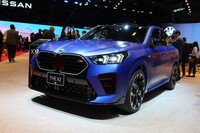 新型「BMW X2」のガソリンエンジン搭載モデル「X2 M35i xDrive」も会場に並んだ。