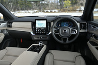 従来モデルよりも直線基調のデザインでリファインされたダッシュボードには、100％リサイクル素材を使用したテキスタイルパネルとウッドパネルが組み込まれた。センターディスプレイは画面サイズを9インチから11.2インチへと拡大。イルミネーションもモダンに変更されている。