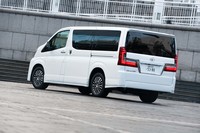 海外では主に「メルセデス・ベンツVクラス」と市場を分かつことになる「グランエース」。日本のほか、東南アジアやアフリカ、中南米、オセアニアなどでも扱われるが、意外なことに中国での販売計画はないという。