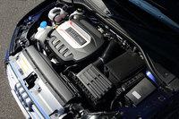 「S3」に搭載される2リッター直4直噴ターボエンジン。「2.0 TFSIクワトロ」より100ps高い290psの最高出力と、6.2kgm大きい38.8kgmの最大トルクを発生する。