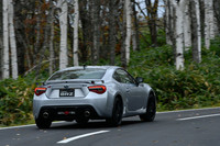 より上質な乗り心地とシャープなハンドリングが追求された「BRZ STI Sport」。MT仕様に加え、2ペダルのAT仕様にも設定される。