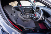 レカロとの共同開発となる「フルバケットシートMS-C」や、握りやすさを追求したレーシーなデザインの「スポーツステアリングホイール」で、「無限シビック タイプRグループB」のコックピットはスパルタンに仕上げられている。