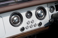 ダッシュボード中央に備わる速度計とエンジン回転計。下部に備わる2つのダイヤルはオーディオとエアコンのコントローラーで、プッシュすると前者では音量調整と曲送り／曲戻しの機能が、後者では風量調整と温度調整の機能が切り替わる。