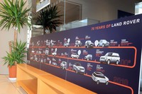 店舗内に飾られた、ランドローバーの歴史を紹介するパネル。1948年に「シリーズI」が世に出て以来、このメーカー／ブランドは70年を超える歴史を重ねてきた。
