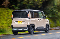 静粛性と乗り心地は良好。よほど急加速するのでなければ、エンジン音は気にならないレベルに抑えられている。コーナーでは緩やかなロールを感じるが、自然な動きなので不安を覚えることはない。装備だけでなく、走りも進化していることが確認できた。