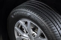 「アレンザLX100」と同様、「アレンザ001」もその構造にはSUV専用設計が盛り込まれている。骨格部を、ベルト補強材やベルト端補強材などを用いた重構造とすることで剛性を高め、SUVの重い車重をしっかり支えているのだ。