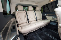 3列目シートは3座独立タイプ。広いのはもちろんだが、シート一つひとつのがっしり感がすごい。