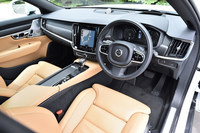 上質なレザーとウッドで上品に仕立てられたインテリア。機械的なスイッチは少なく、エアコンなどの操作はタッチスクリーン式センターディスプレイ（9インチ）で行う。