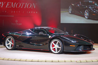 日本初披露となる「ラ フェラーリ アペルタ」は、土俵上にてアンベールされた。