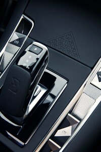 ルーヴル美術館をモチーフにした「DS 7クロスバック」の特別仕様車発売の画像