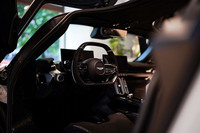 上下がフラットなデザインとなるステアリングホイールや、コンパクトなメーターパネルが目を引く「ヴァルハラ」のコックピット。