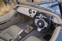 インテリアは各部の色や素材を細かくオーダー可能。試乗車の内装色は「ビスケット」で、標準仕様のマットシルバーのダッシュボードに、ウォルナットのセンターコンソールが用いられていた。