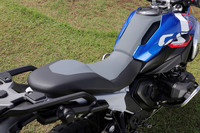 標準仕様のシート高は850mmで、「アクティブ車高調整」付きの車両では、停車中は820mmに下がる。発進して車速が50km/hを超えると自動で車高が上がり、25km/hになると下降する仕組みだ。