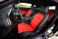 新型「カマロ」に全車標準装備となるレザー表皮のスポーツシート。インテリアカラーは、ボディーカラーがブラックの場合は、ブラックとレッドのツートン、その他の場合は、ブラックのモノトーンとなる。