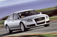 初採用のシングルフレームグリルが目を引く2代目「A8」の後期モデル。2代目、3代目のA8はライバルとは趣を異にするスマートなフラッグシップセダンだった。