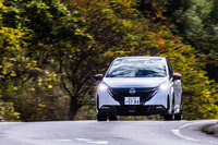 フォーミュラEからインスパイアされた「駿足（しゅんそく）の電動シティーレーサー」が「ノート オーラNISMO」の開発コンセプト。スポーティーなエアロパーツやブラックアルミホイールの採用などにより、ベースとなった「ノート オーラ」との違いがひと目でわかる。