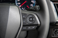 新型「クラウン」では、前走車追従機能付きクルーズコントロールが、全車標準装備となる。