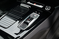 シフトセレクターは麻雀パイのようなサイズ感の前後スライド式。軽い力で押し引きできる。