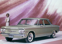 1959年に登場した「シボレー・コルベア」。フラットフロアを誇るGM初のモノコックボディーの後端に80PSを発生する2.3リッター空冷水平対向6気筒OHVエンジンを搭載。1962年にはいち早くターボユニット搭載車も加えられた。