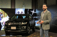 特別仕様車「ローンチエディション」とクリス・ピシテリ氏。ピシテリ氏「コンパス」の外観デザインについて、7スロットグリルや台形のホイールアーチなど、ジープ伝統の意匠が受け継がれていることを語った。