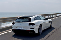 外観ではルーフの形状が変更されたほか、サイドウィンドウのグラフィックも手直しされて「FF」よりシャープさが増した。