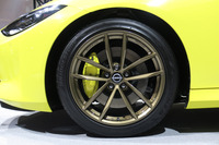 「チタニウムゴールド」の専用鍛造アルミホイール。