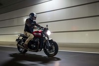 フロントを浮き上がらせることも容易なほどパワフルな「スピードツイン」だが、その特性はピーキーではなく扱いやすい。