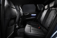 「Q4 e-tron」の後席。シートポジションはフロントより約7cm高いものの、ヘッドルームは十分に確保されているという。