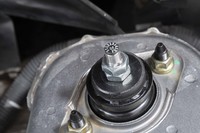 フロントサスペンションには5段階の減衰力切り替え機構が備わっている。