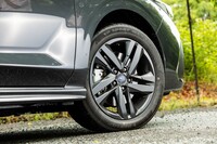 タイヤ＆ホイールは17インチ。ダークメタリックペイントのホイールが足元を引き締める。