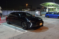 DSとしては初となるフォーマルサルーンの「DS 9」。ボディーサイズは全長×全幅×全高＝4940×1855×1490mmと、実に堂々としたもの。今回試乗した純ガソリンの上位グレード「オペラ」は車両本体価格が699万9000円と、こちらも堂々としたものである。