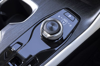 シフトセレクターはロータリー式。シルバーのリングを押し込んでから回して操作する。