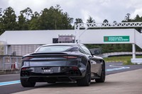 「スーパーレッジェーラ」とは、イタリアのカロッツェリア、トゥーリング社が採用した軽量化を念頭に置いた車体製造技術。細いスチールパイプを細かく組み、それにアルミ製のボディーをかぶせるという手法だった。アストンマーティンでも過去、「DB4」「DB5」「DB6」で採用された。