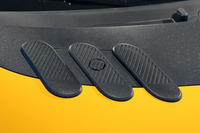 フロントフード上部の意匠は、初代のベンチレーターの形状を受け継いだものだ。ただし、新型ではウオッシャー液の補給口となっている。