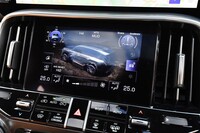 「マルチテレインセレクト」の選択画面。「DIRT」「SAND」「MUD」「DEEP SNOW」「ROCK」に加え、路面状況に応じて自動的に走行特性を最適化する「AUTO」モードも用意される。