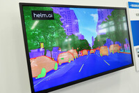 市街地における高度運転支援の実現に際しては、人が提供したデータによるだけでなく、さまざまな情報をもとに自ら学習するAIを導入し、カメラ映像をより高度に解析。高精度地図データなどに頼らない運転支援を実現するとしている。