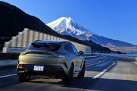 エアサスペンションは車高調整機能付きで、状況に応じて自動で車高が切り替わる。調整幅は上方が最大45mm、下方が最大50mmで、専用のスイッチによって乗員が任意で上下させることも可能だ。