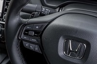 シフトパドルに似たデザインを持つ減速セレクターが、ステアリングホイールの裏側に備わっている。アクセルオフ時の減速度を3段階に調整可能で、左側のスイッチが減速を強め、右側のスイッチ減速を弱める働きを持つ。スポーツモード時にこのスイッチを操作すると、減速度が固定される。中央部を指先で上下に動かすことで、マルチインフォメーションディスプレイの各表示を切り替え可能なセレクターホイールを左側に配置する。