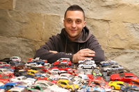 中古ミニカー商のシモーネ君。