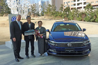 島津さんご夫妻には、「パサートヴァリアント」のミニカーと花束が贈呈された。