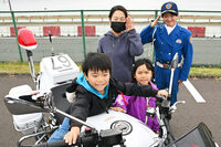 大磯警察署はオーテックが手がけた「スカイラインGT-R」のパトカーと白バイを展示。白バイ体験は、子供たちに大人気だった。