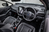 11.6インチの縦型ディスプレイ（「リミテッド」に標準、「ツーリング」はメーカーオプション設定）をダッシュボードのセンターに置いた、最新のスバル車に共通するイメージでデザインされたコックピット。メーターパネルはフル液晶ではなく、アナログ式となる。