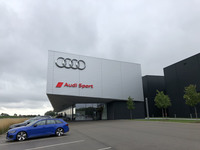 アウディスポーツのエントランスビル。