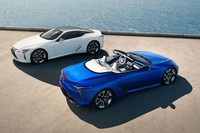 「レクサスLC」のクーペ（奥）と、コンバーチブルモデル（手前）。