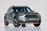 2023年11月21日に発表された、新型「MINIクロスオーバー」こと「MINIカントリーマン」。商標の関係で、これまで国内での名称は“クロスオーバー”だったが、新型は晴れてグローバルな名称である“カントリーマン”で扱われる。