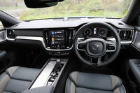 「V60 B5 R-DESIGN」のインストゥルメントパネルまわり。最新の「60シリーズ」は装備のブラッシュアップもトピックで、CDプレーヤーが廃止となる一方、新たに携帯端末の非接触充電装置が採用された。