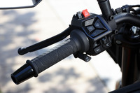 スイッチ類の設計変更も「990デューク」のトピック。より人間工学に即したものとなり、スイッチに目をやらずとも、指の感覚だけでの操作がしやすくなった。