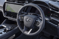 “ホイール”形状のステアリングは“バージョンL”である「RZ350e」「RZ500e」が装備。「インタラクティブマニュアルドライブ」は搭載しないが、回生ブレーキをコントロールするステアリングパドルが備わっている。