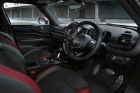 「ジョンクーパーワークス クラブマン」のインテリア。