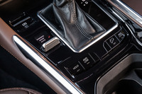 シフトセレクター横に置かれた「セレクテレインシステム」のスイッチ。「SAND／MUD（砂・泥）」「SNOW（雪）」「AUTO（オート）」の3つのドライブモードが選択できる。